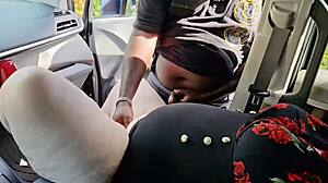 En barmfagre muslimsk kvinde spreder sin store fisse og bliver kneppet offentligt