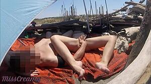 Sexo sem camisinha em uma praia pública: perigo estranho e diversão com esguichos
