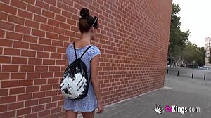 Europäische Teenagerin wird von einem großen Schwanz in ihre Muschi gefickt