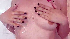 Sex de duș cu adolescenta strânsă cu un masturbator cu chiloți