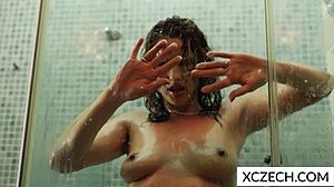 Une femme à gros seins se fait momifier sous la douche