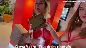 İki sarışın Fransız kız, vahşi bir grup seks orgisinde yabancılar tarafından popoları sikişiyor