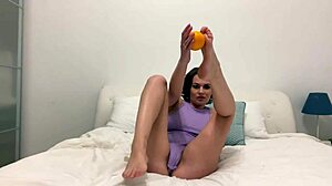 Fetisj zabava z vročo ženo, ki se igra s svojimi dolgimi nogami in prsti