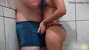 Donna matura fa sesso appassionato sotto la doccia con il suo compagno