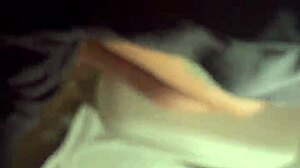Video făcut acasă cu un cuplu excitat care face sex pe o barcă