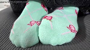 Fetiche por pés e cócegas: os pés de uma mulher são contidos e fazem cócega