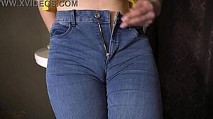 Närbild på en mogen kvinna med stor cameltoe i tighta jeans