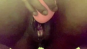 Masturbation avec des jouets faits maison et éjaculation féminine en gros plan