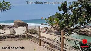 Бразильская брюнетка Холли Бомбом шалится на нудистском пляже