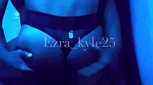 Bodybuilder Ezra Kyle dobi analni seks od sissy femboy v kopalnici
