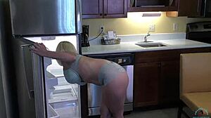 Sara St Clairs stora bröst och avsugningsfärdigheter i köket