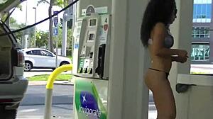 La esposa latina Nikki Brazil provoca en una minifalda y arriba de una gasolinera