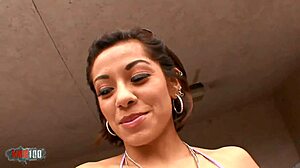 Tembakan air mani di payudara gadis Latina selepas seks hardcore dalam video fetish ini