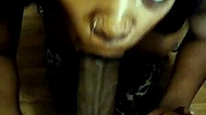 Ebony Babe gibt einen Blowjob und schluckt Sperma in HD-Video