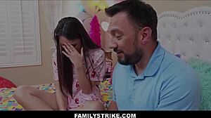 Adegan seks bapa tiri dan anak tiri yang intens dengan Liz Jordan dan Alana Cruise