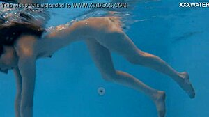 러시아 미녀 마르파가 수영장에서 좁은 엉덩이와 양털을 자랑합니다
