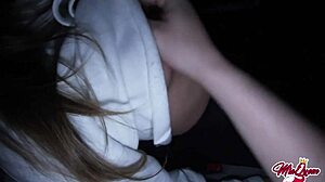 Домашно видео на колежанска двойка, която прави секс на задната седалка на кола