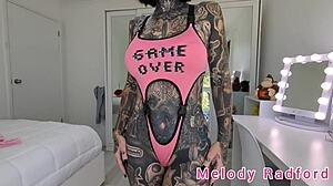 เมโลดี้ แรดฟอร์ด สาวนักเล่นเกมสุดเซ็กซี่โชว์หน้าอกใหญ่ของเธอในชุดบิกินี่