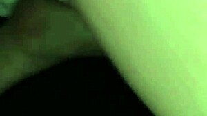 Brunette med en perfekt rumpe får sin første anal med en monsterkuk