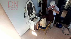 Versteckte Kamera fängt Friseur ein, der einer fetten Dame einen Nacktfrisur gibt