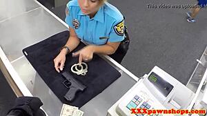 숨겨진 카메라가 라틴 여자 경찰관이 개자세를 취하는 것을 촬영합니다
