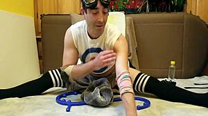 Nadržený gay cosplayer dráždí jógovou rutinou v domácím videu