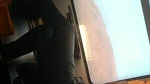 Скрита камера заснема задушаването на краката на израелски MILF във влака