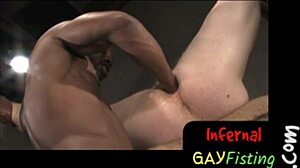 Rotujenvälinen homopari tutkii karkeaa BDSM:ää nyrkkimisellä ja venyttelyllä