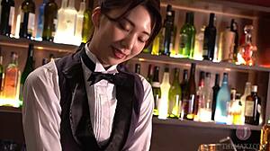 Bartender japonês e garota asiática bonita se entregam a conversa suja e ação softcore