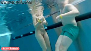 Brezdlaka lepotica Jeny Smith uživa v golem plavanju in masturbaciji v termah