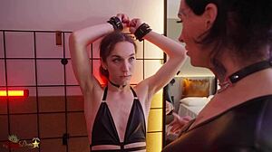 Emily ADAIRE, si cantik berpakaian wanita, mendominasi dalam debut BDSM-nya