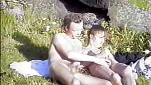 Noorse mannen genieten van buiten gayseks op het strand