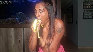Busty indisk kvinna njuter av sig själv genom att smeka sina bröst och utföra oralsex på en banan i en solovideo