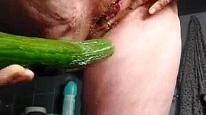 Äldre tysk kvinna tillfredsställer sig själv med en gurka i sin håriga vagina