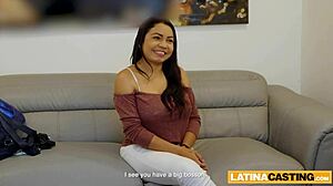Παχουλή Κολομβιανή γυναίκα δίνει στοματική και κολπική ευχαρίστηση στο αφεντικό της