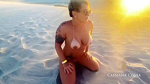 Cassiana sa nechá zviesť horúcim osobným trénerom na pláži a užíva si horúcu trojku