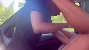 Mlad par se ukvarja z intenzivnim seksom v avtu