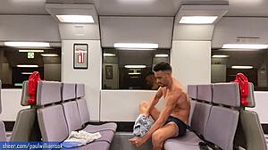 גבר אתלטי מציג את הנכסים שלו בנסיעה ברכבת