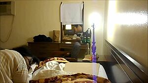 Брюнетка-подросток бирюзового цвета встречается в гостиничном номере