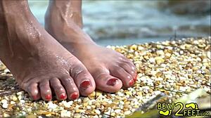 Nuori ja kinky teini saa jalkansa märkä rannalla
