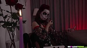 Il costume erotico di Halloween di Luna Hazes porta a un'intensa azione anale