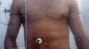 Joven gay amateur disfruta del sexo al aire libre y la masturbación en la ducha