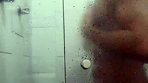 Junge schwule Amateurin genießt Outdoor-Sex und Masturbation unter der Dusche