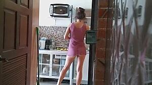 Crossdressingowa pokojówka w przezroczystej sukience sprząta dom