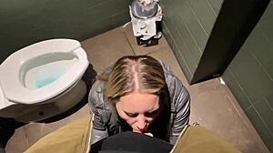 Una mujer rubia disfruta de una gran polla durante un encuentro secreto en el baño