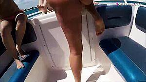 Femeile tinere fac sex pe o barcă cu motor în public