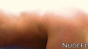 Gyönyörű csaj természetes mellekkel ugrat a medence melletti erotikus videóban