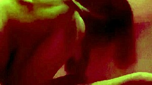 Ázijské milfky sa zmyselná masáž mení na horúce skryté stretnutie s kamerou