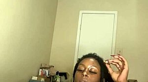 Ebony MILF onanerar med dildo och röker