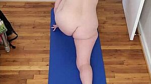 Vees naakt yoga sessie met prachtige grote borsten en ronde kont